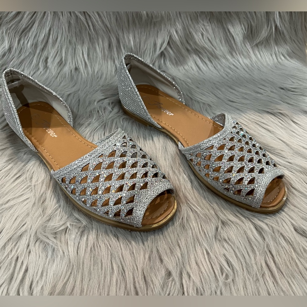 Forever Women’s sandals, NEW with box. Size 7 color silver